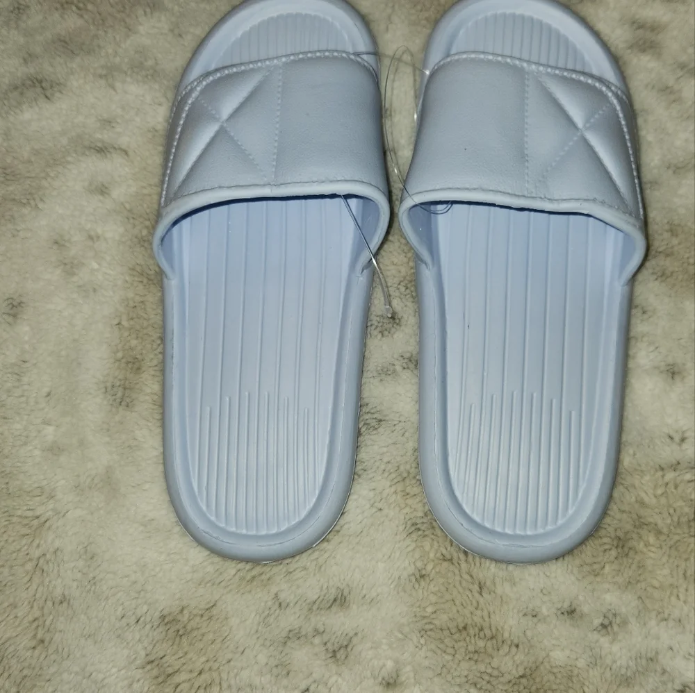 FINAL PRICE!! NWOT !! HOUSE SHOES !! 🌞 FINAL OFFER - Picture 3 of 6